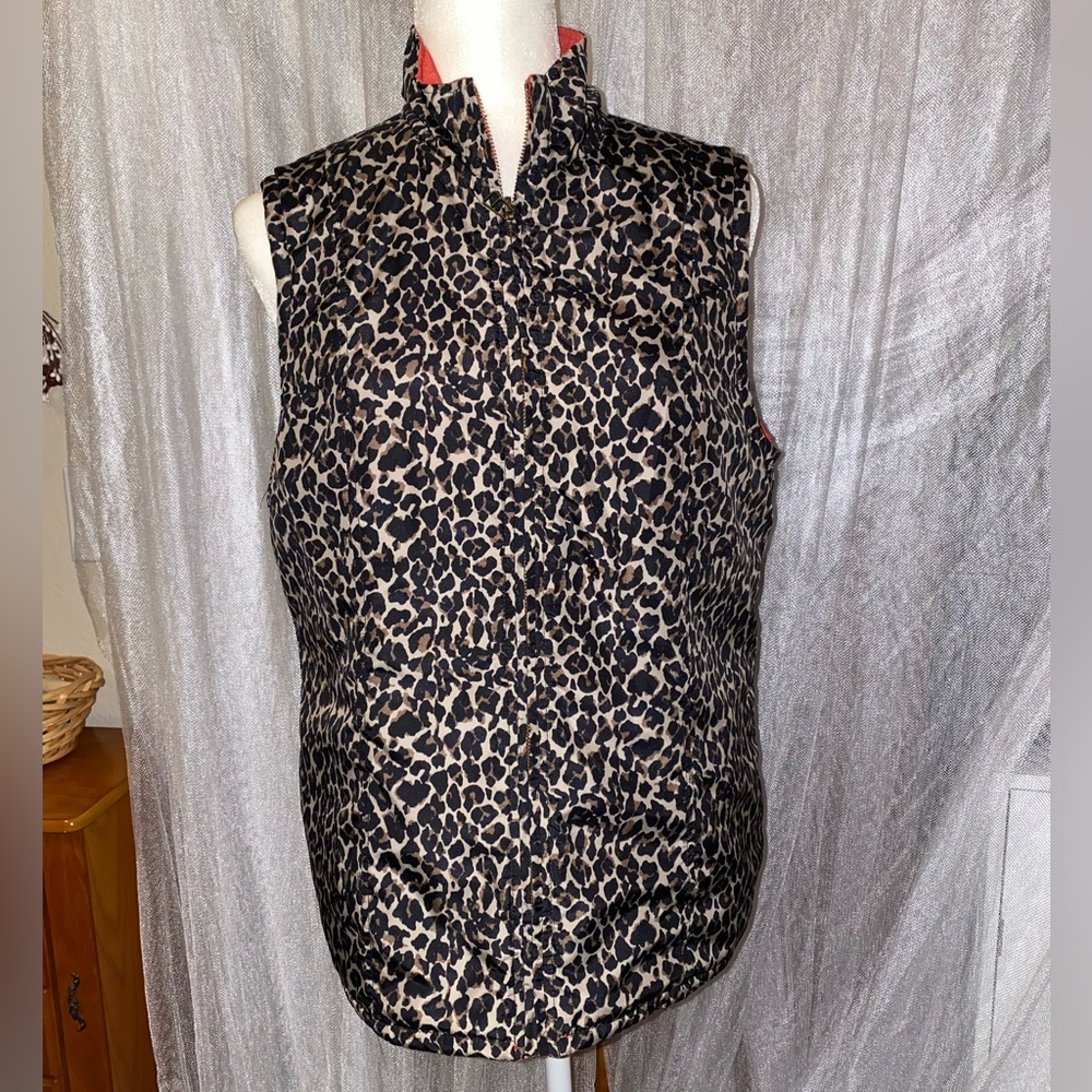Reversible puffer vest